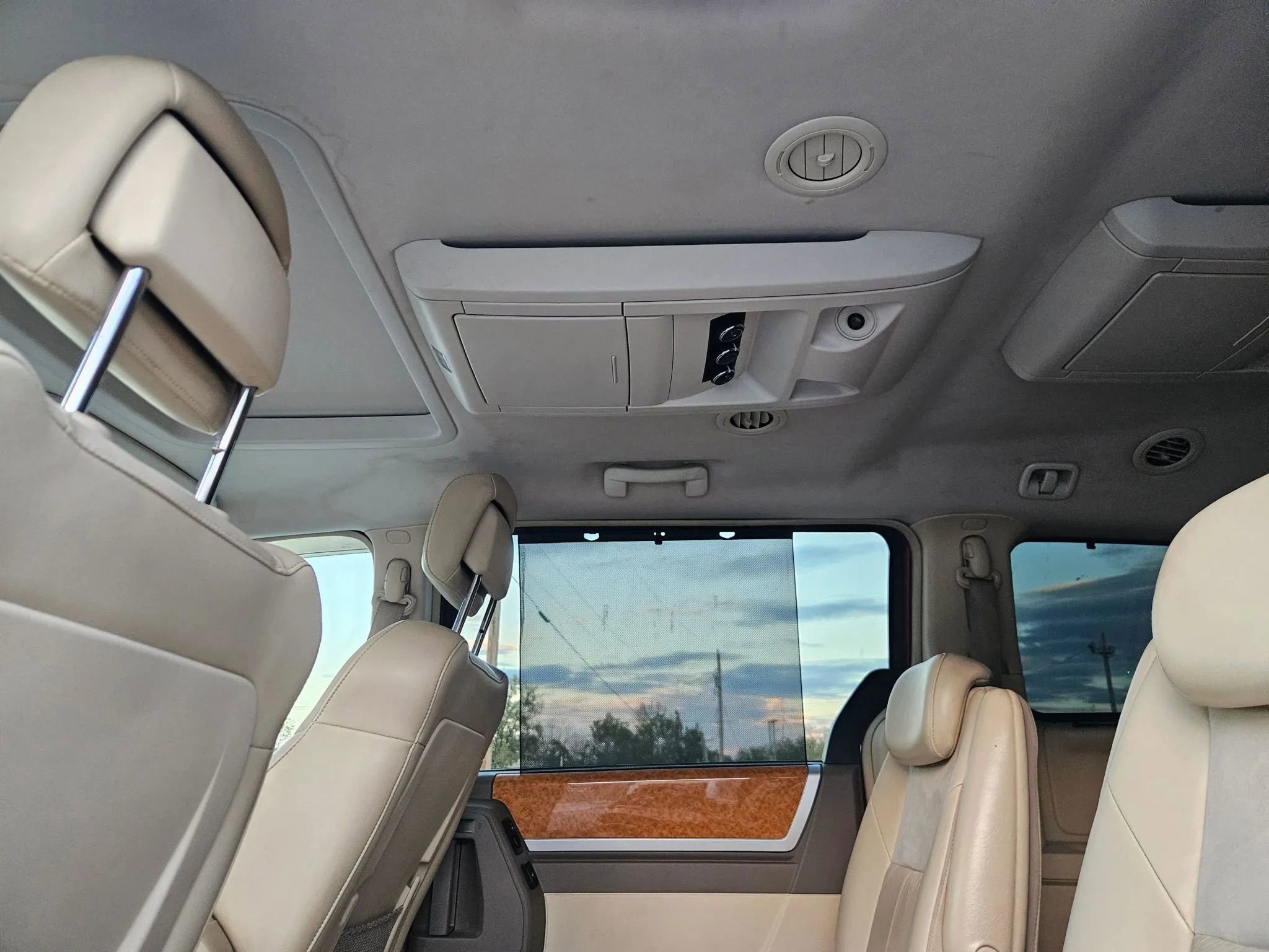 Used 2010 Chrysler Town & Country Limited FWD image 15