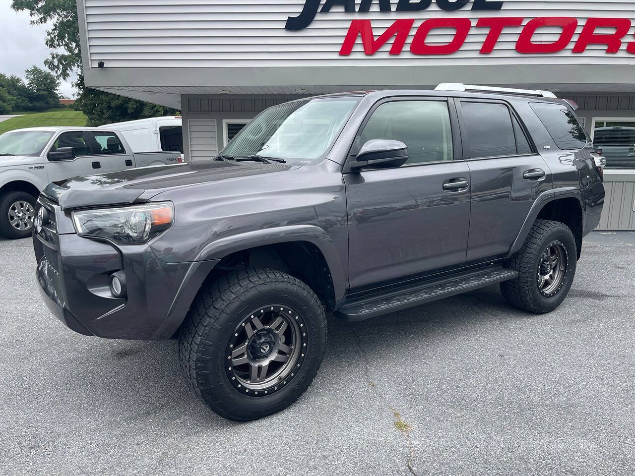 Used 2017 Toyota 4Runner SR5 AWD/4WD image 3