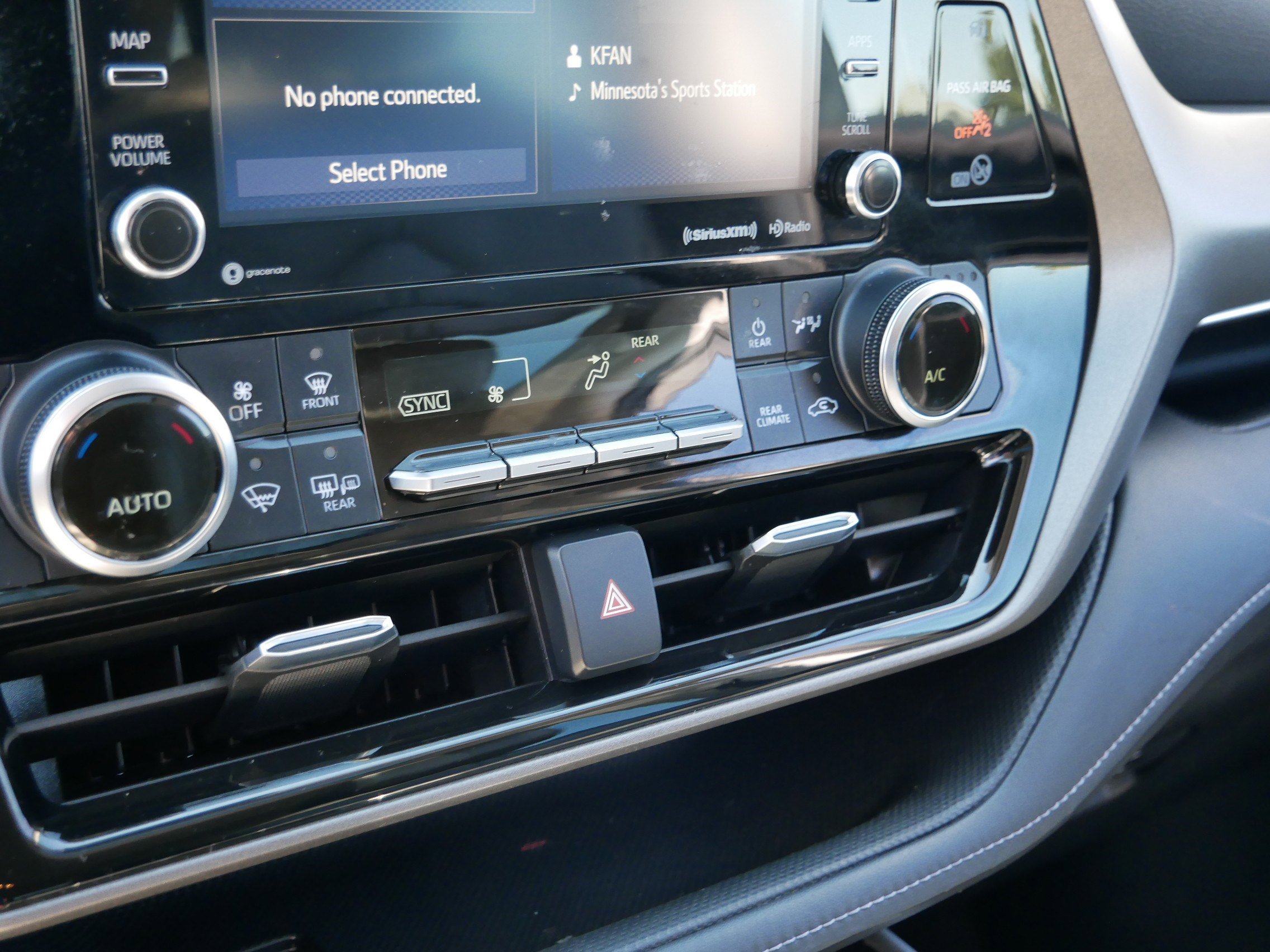 Used 2020 Toyota Highlander XLE AWD/4WD image 22