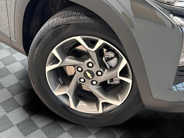 Certified 2025 Chevrolet Trax LT FWD image 27