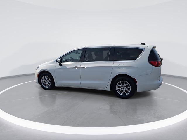 Used 2023 Chrysler Voyager LX image 6