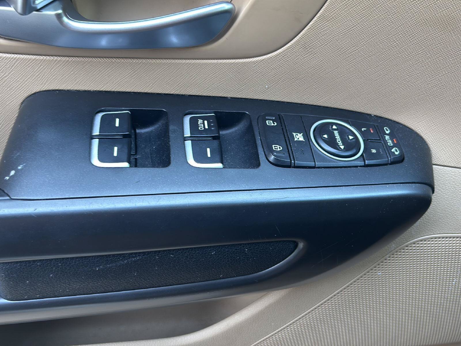 Used 2015 Kia Sedona LX w/ LX Convenience Package FWD image 11