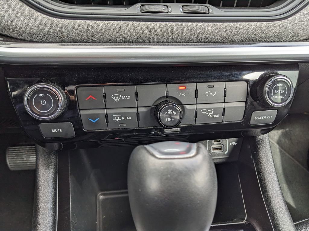 Used 2024 Jeep Compass Latitude image 31