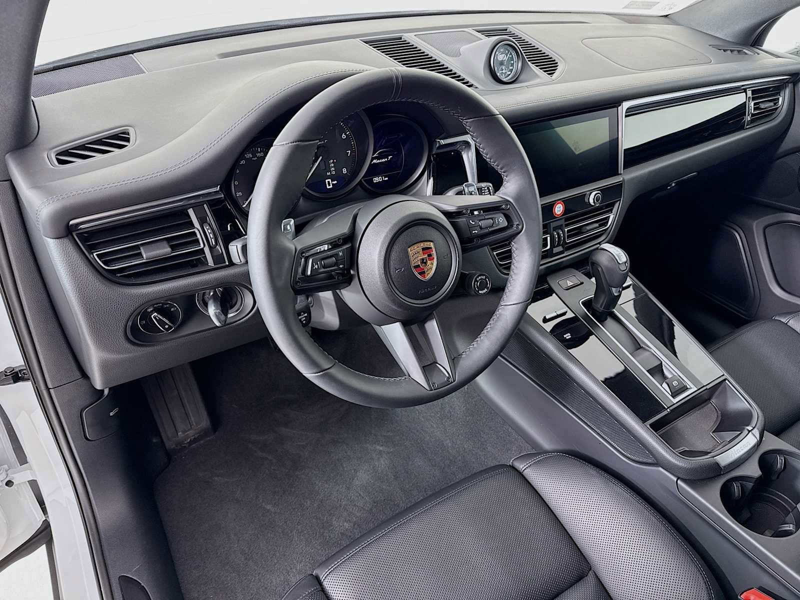 Certified 2025 Porsche Macan T image 4