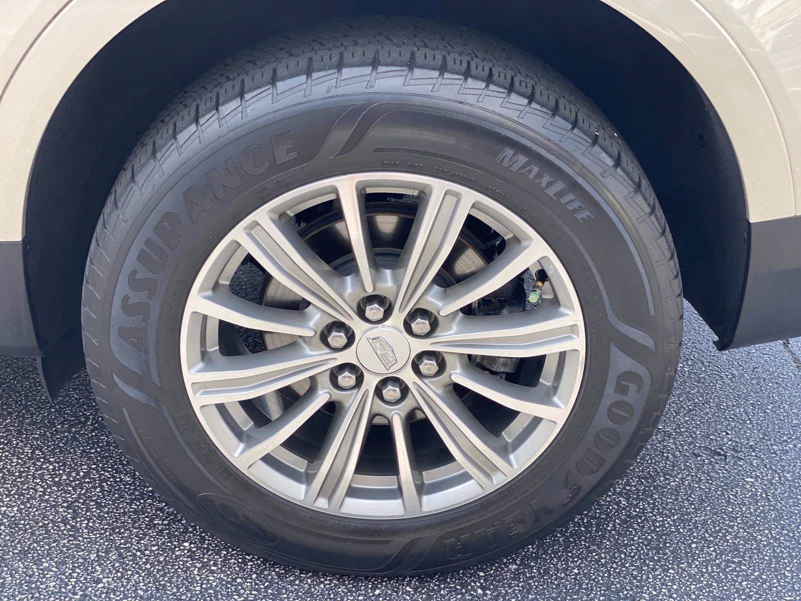 Used 2017 Cadillac XT5 Luxury w/ Driver Awareness Package FWD image 16