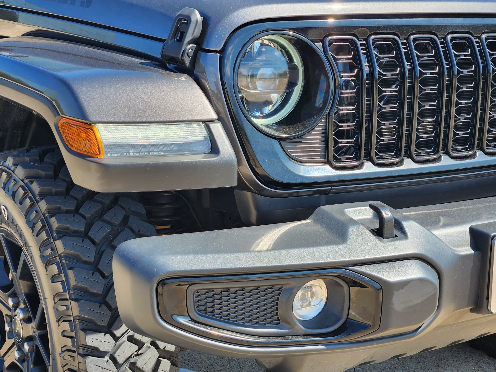 Used 2025 Jeep Gladiator Sport AWD/4WD image 9