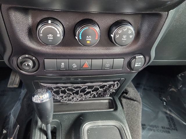 Used 2018 Jeep Wrangler Unlimited Sahara AWD/4WD image 38