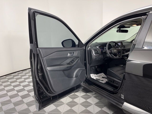Used 2024 Nissan Rogue SV w/ SV Premium Package FWD image 18