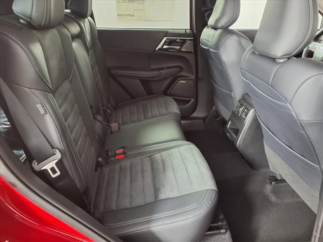Used 2025 Mitsubishi Outlander SE image 11