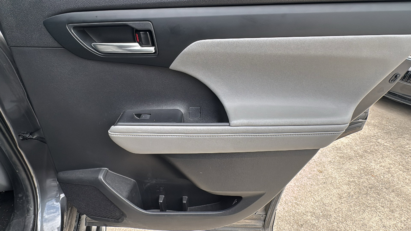 Used 2020 Toyota Highlander XLE image 26