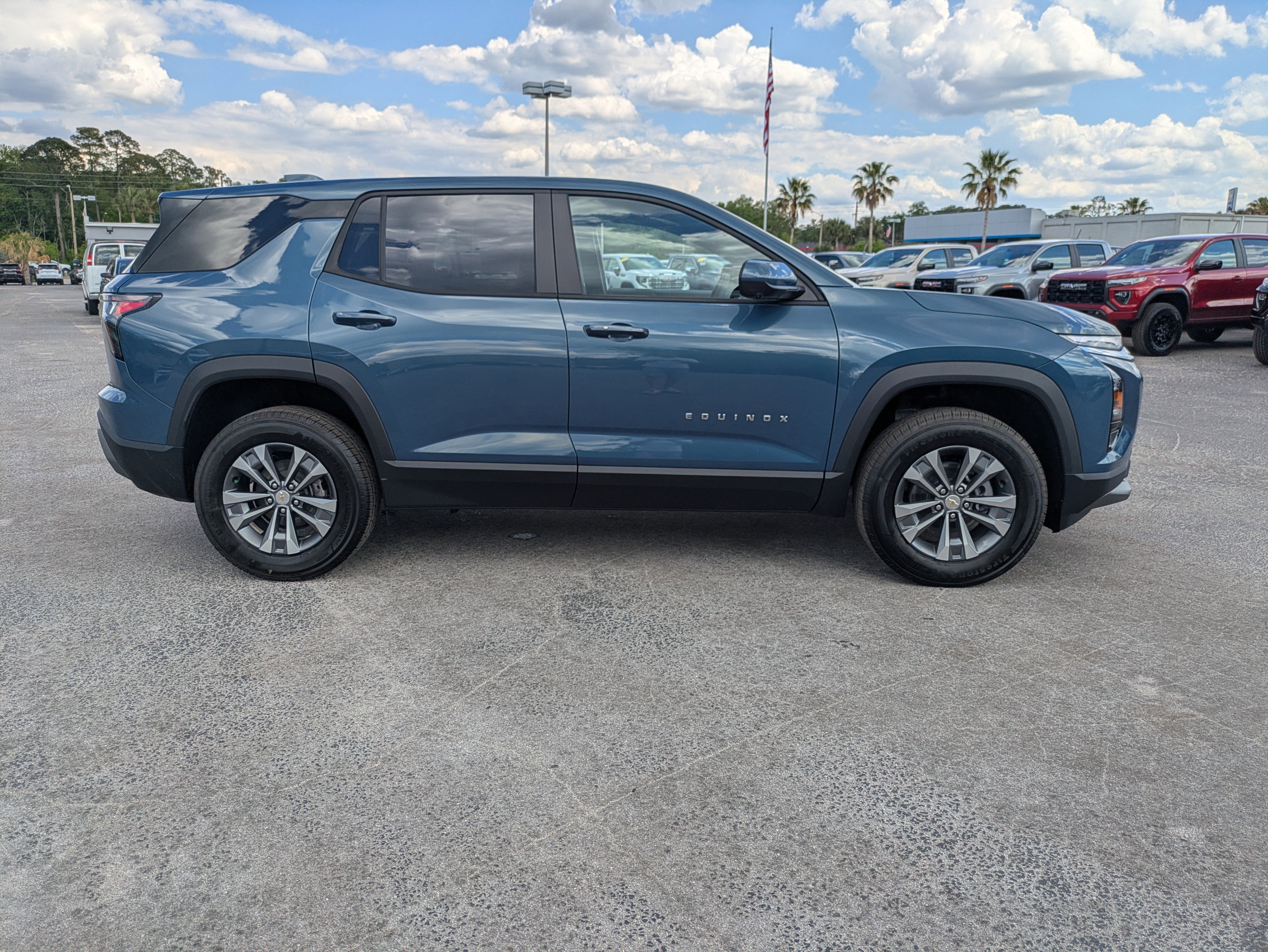 New 2026 Chevrolet Equinox LT w/ Convenience Package II FWD image 3
