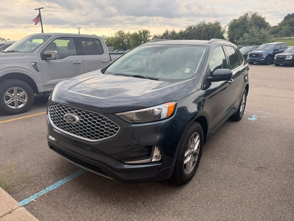 Used 2024 Ford Edge SEL w/ Convenience Package AWD/4WD image 3