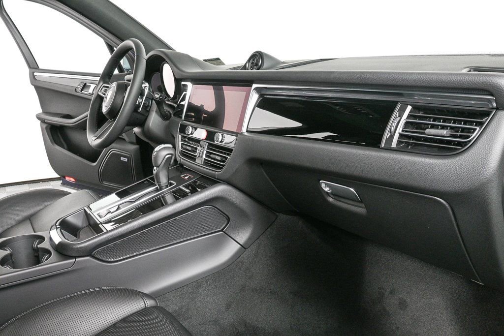 Certified 2025 Porsche Macan image 24