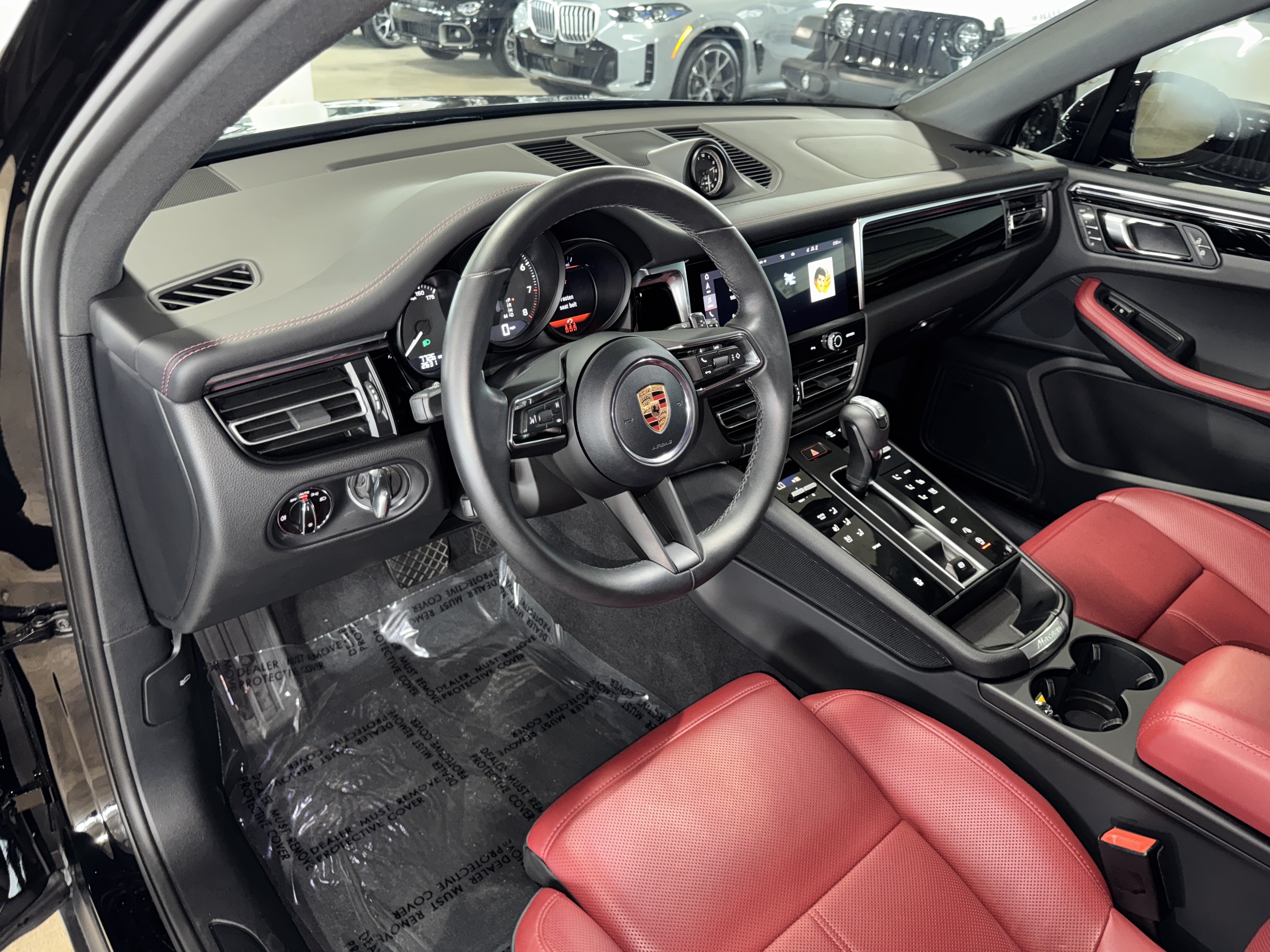 Used 2025 Porsche Macan AWD/4WD image 21