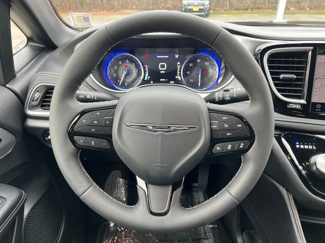 Used 2025 Chrysler Pacifica Limited image 24