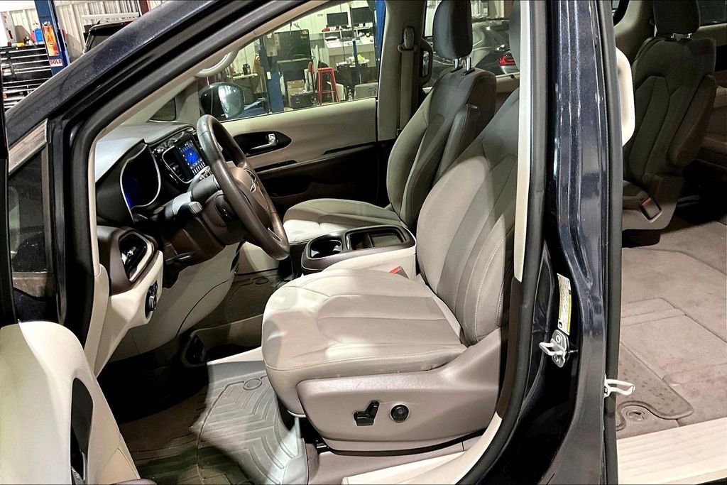 Used 2020 Chrysler Pacifica Touring w/ Tire & Wheel Group image 21