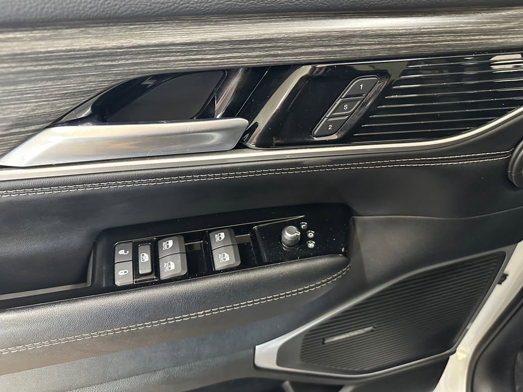 Certified 2024 Jeep Wagoneer Series II AWD/4WD image 11