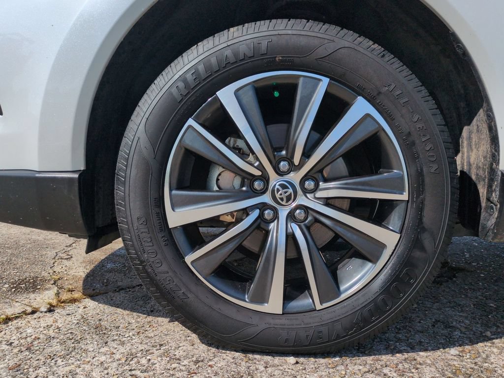 Used 2023 Toyota Venza LE AWD/4WD image 12