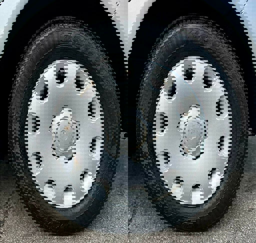 Used 2005 Volkswagen Golf GL image 19