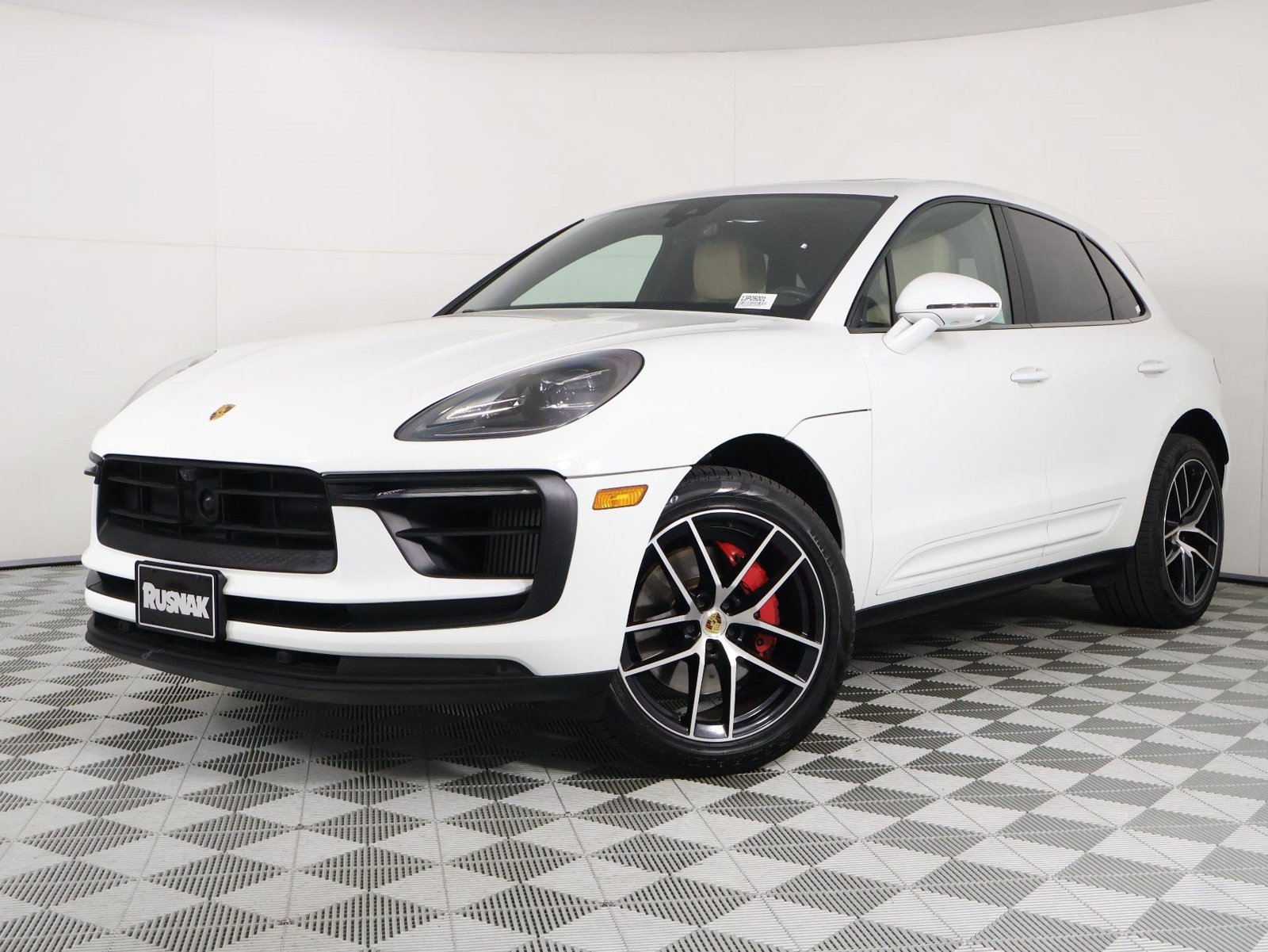 Certified 2022 Porsche Macan S AWD/4WD image 1