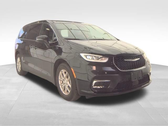 Used 2025 Chrysler Pacifica Select image 3