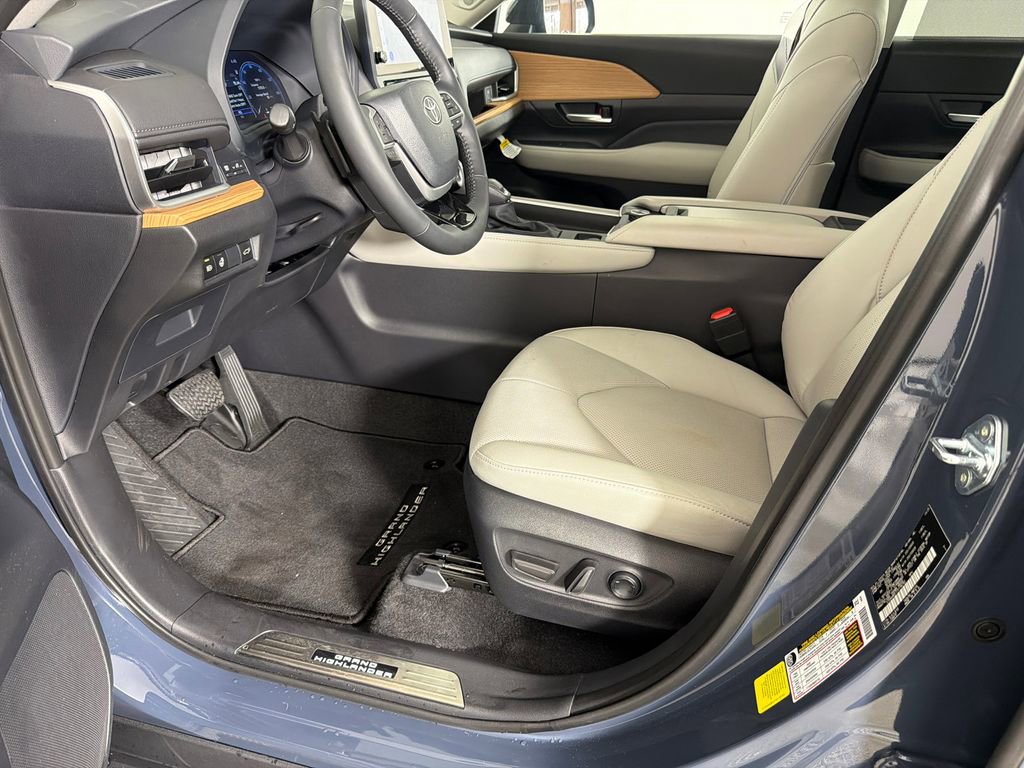 Used 2026 Toyota Grand Highlander Platinum image 11
