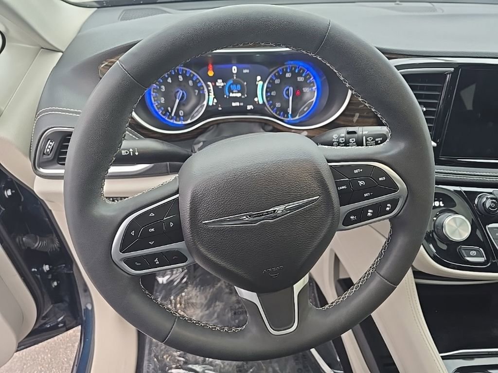 Used 2022 Chrysler Pacifica Limited image 13