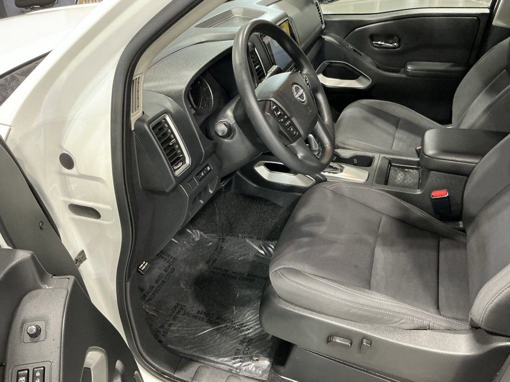 Used 2023 Nissan Frontier SV image 3