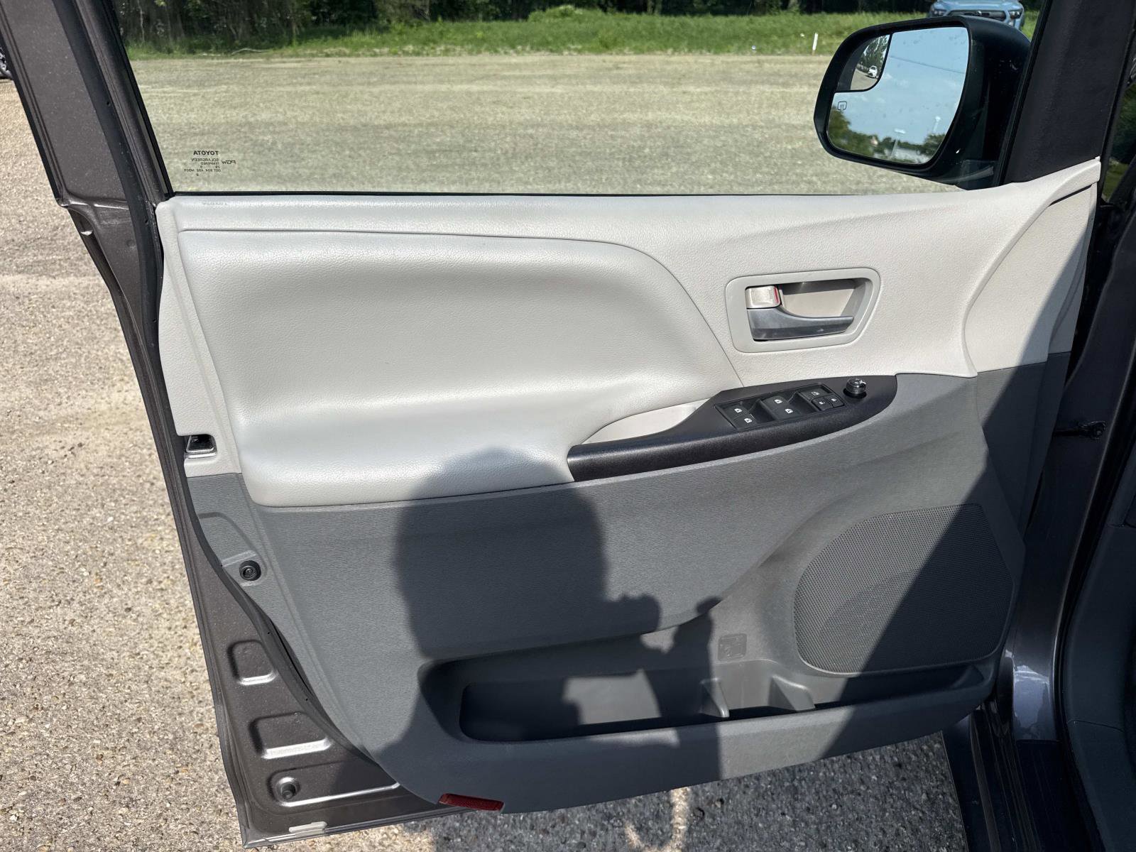 Used 2015 Toyota Sienna LE image 17