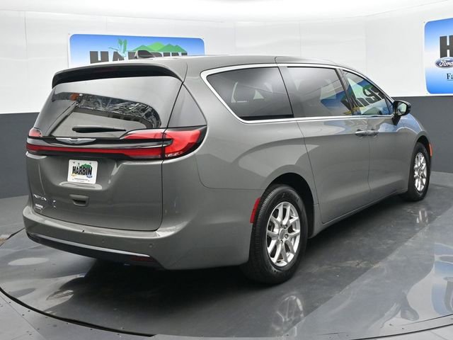 Used 2025 Chrysler Pacifica Select image 5
