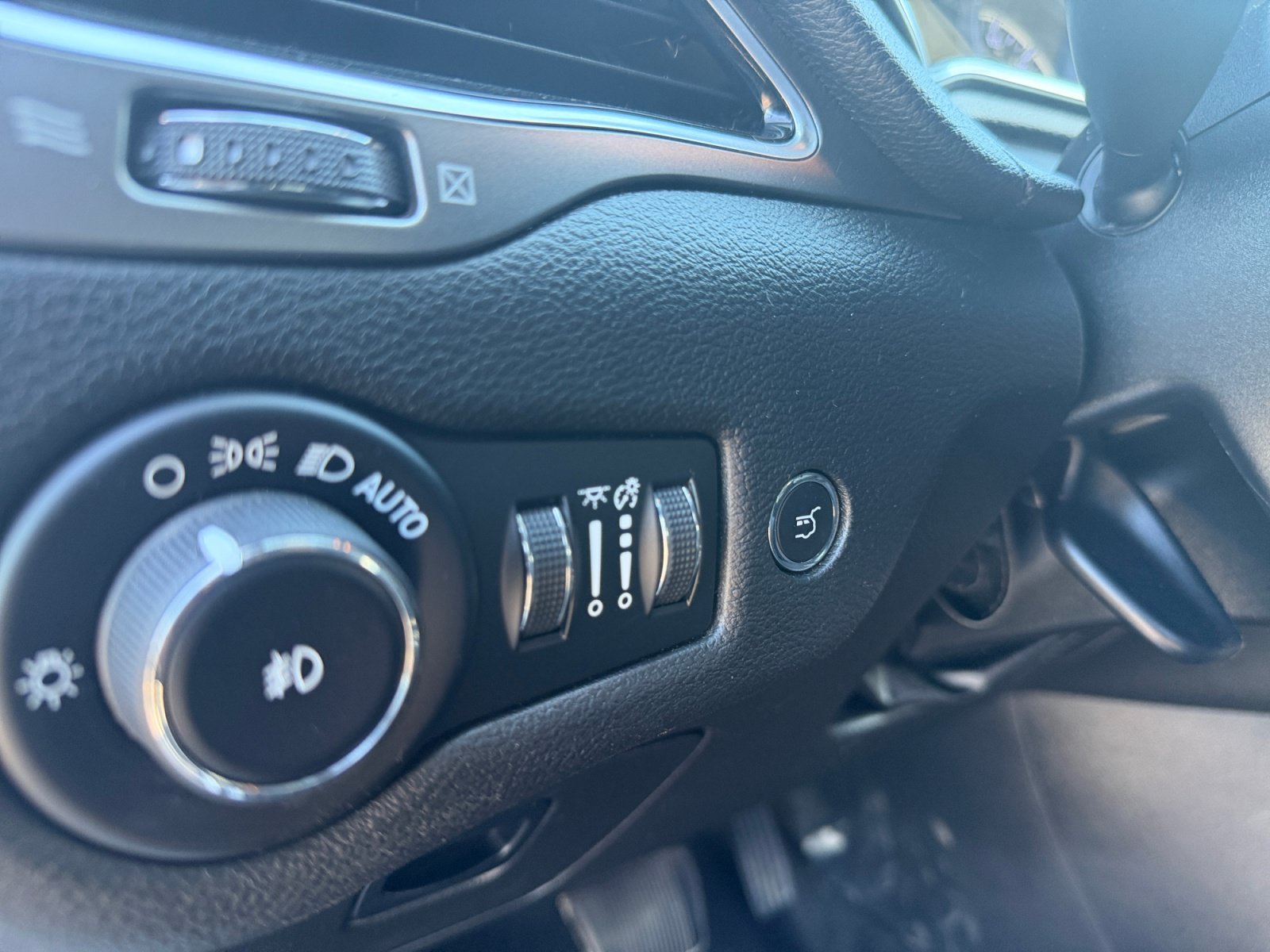 Used 2019 Jeep Cherokee Limited AWD/4WD image 35