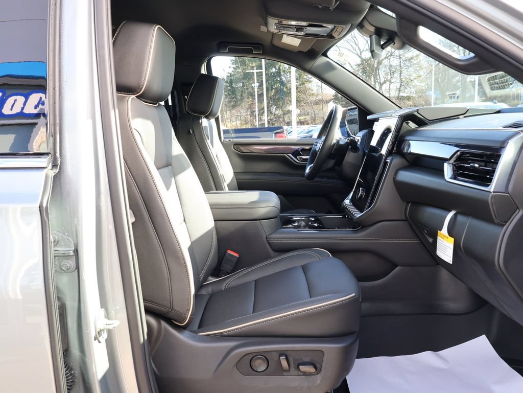 New 2026 GMC Yukon XL Elevation w/ LPO, Elevation Black Package AWD/4WD image 43