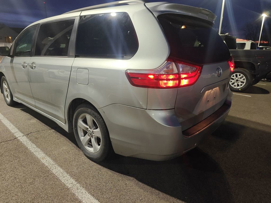 Used 2019 Toyota Sienna LE w/ LE Preferred Package image 5