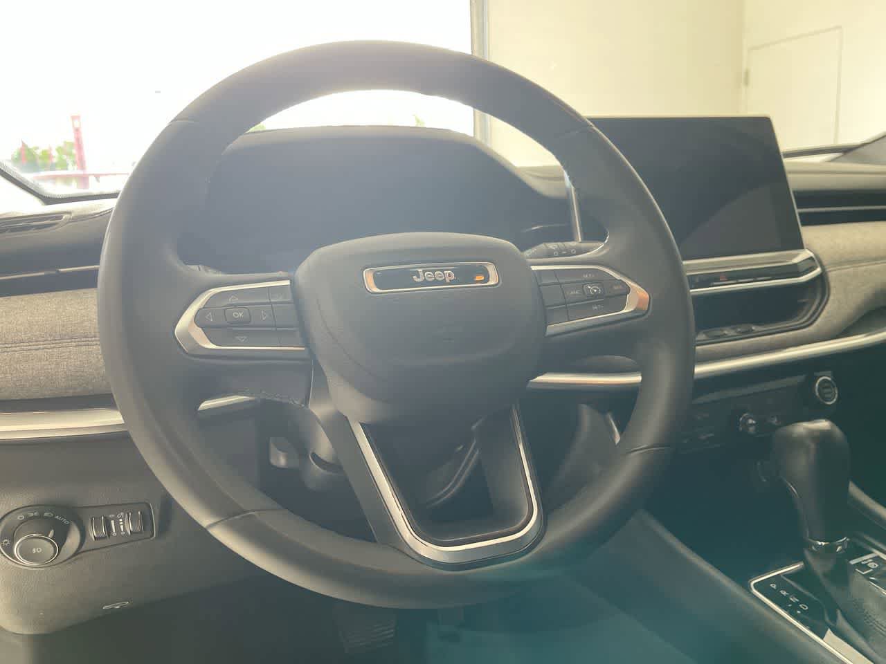 Used 2023 Jeep Compass Latitude AWD/4WD image 14
