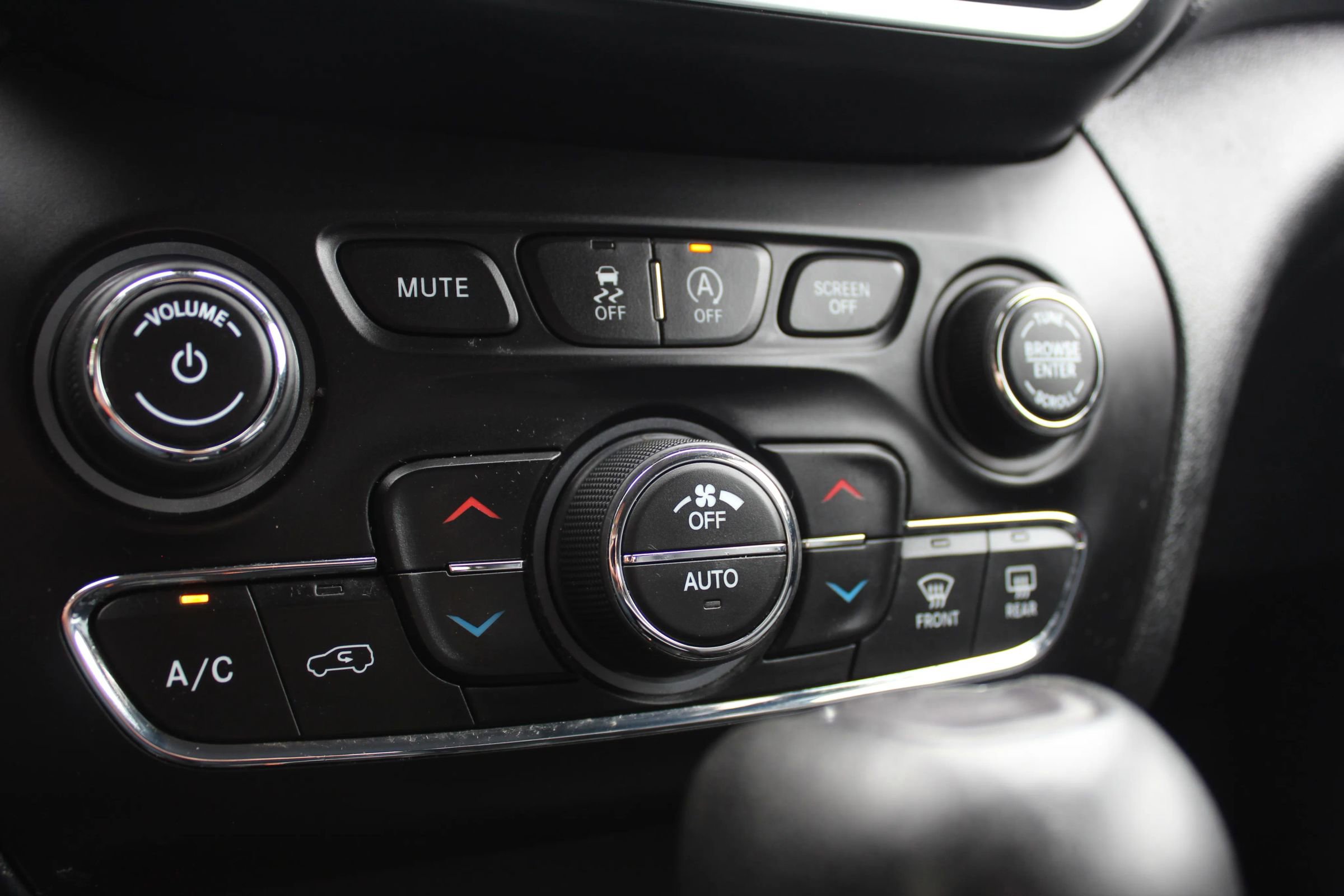 Used 2019 Jeep Cherokee Limited image 31