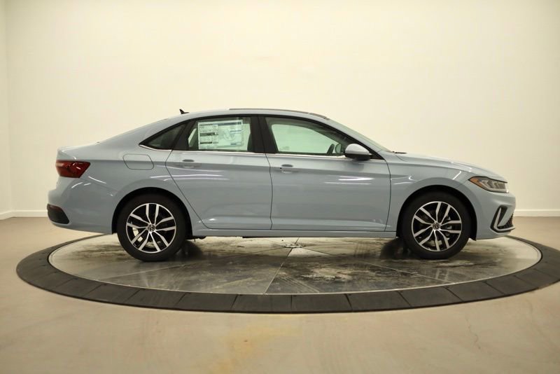 New 2026 Volkswagen Jetta SE image 2