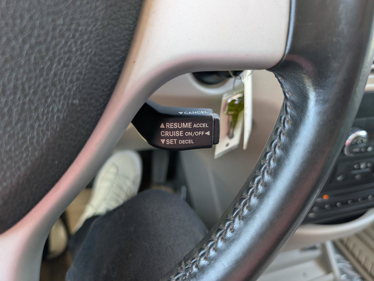 Used 2010 Volkswagen Routan SEL FWD image 23
