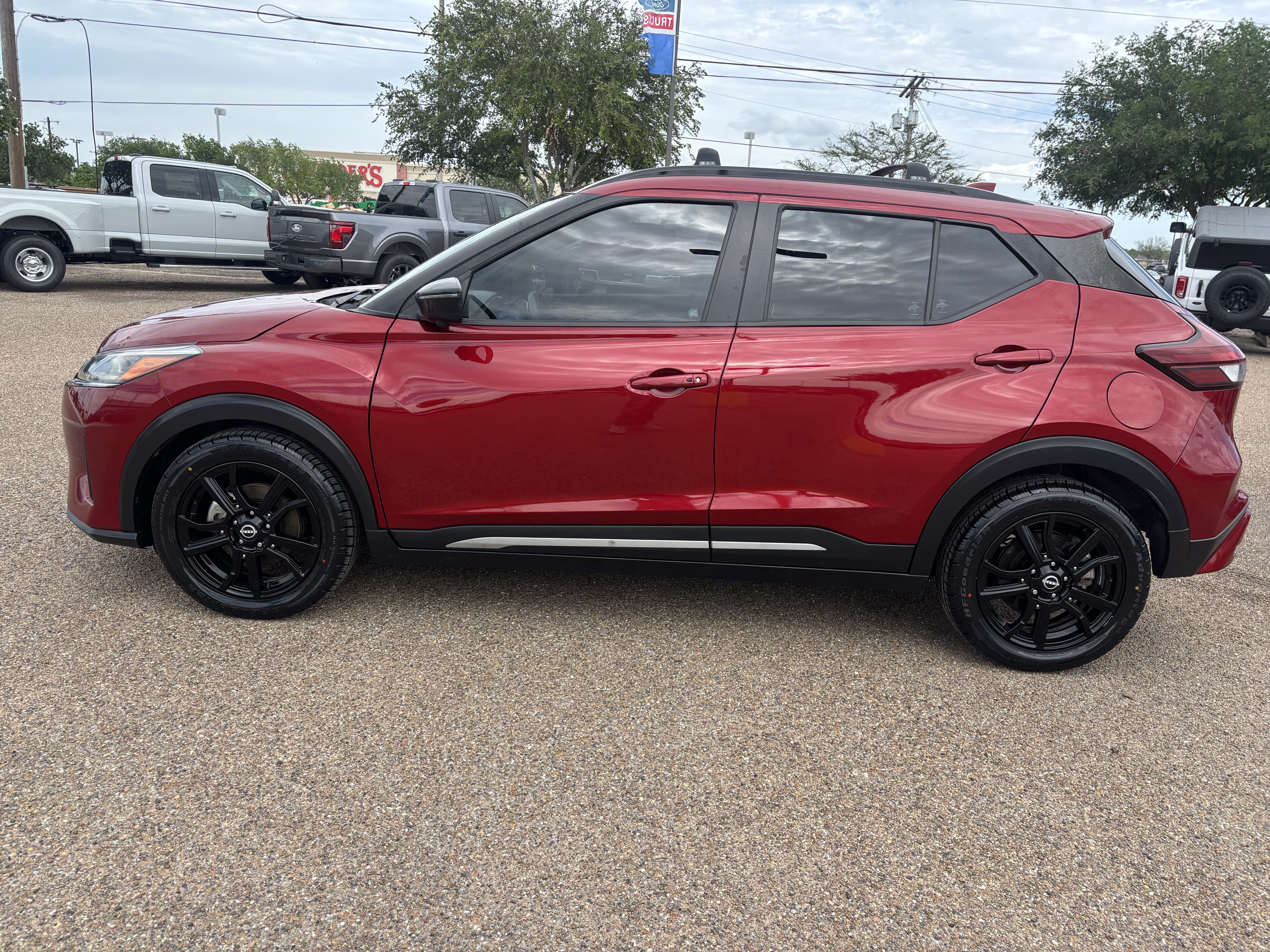 Used 2023 Nissan Kicks SR w/ Exterior Package FWD image 2
