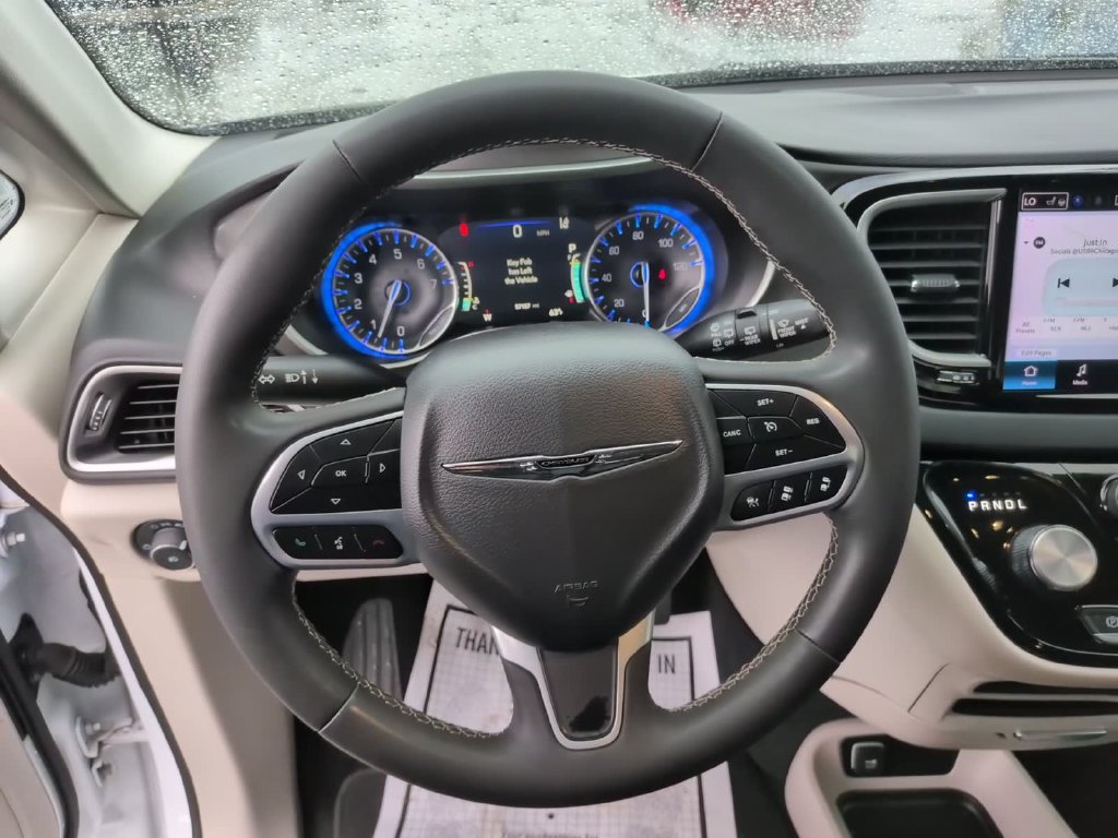 Used 2024 Chrysler Pacifica Touring-L FWD image 18