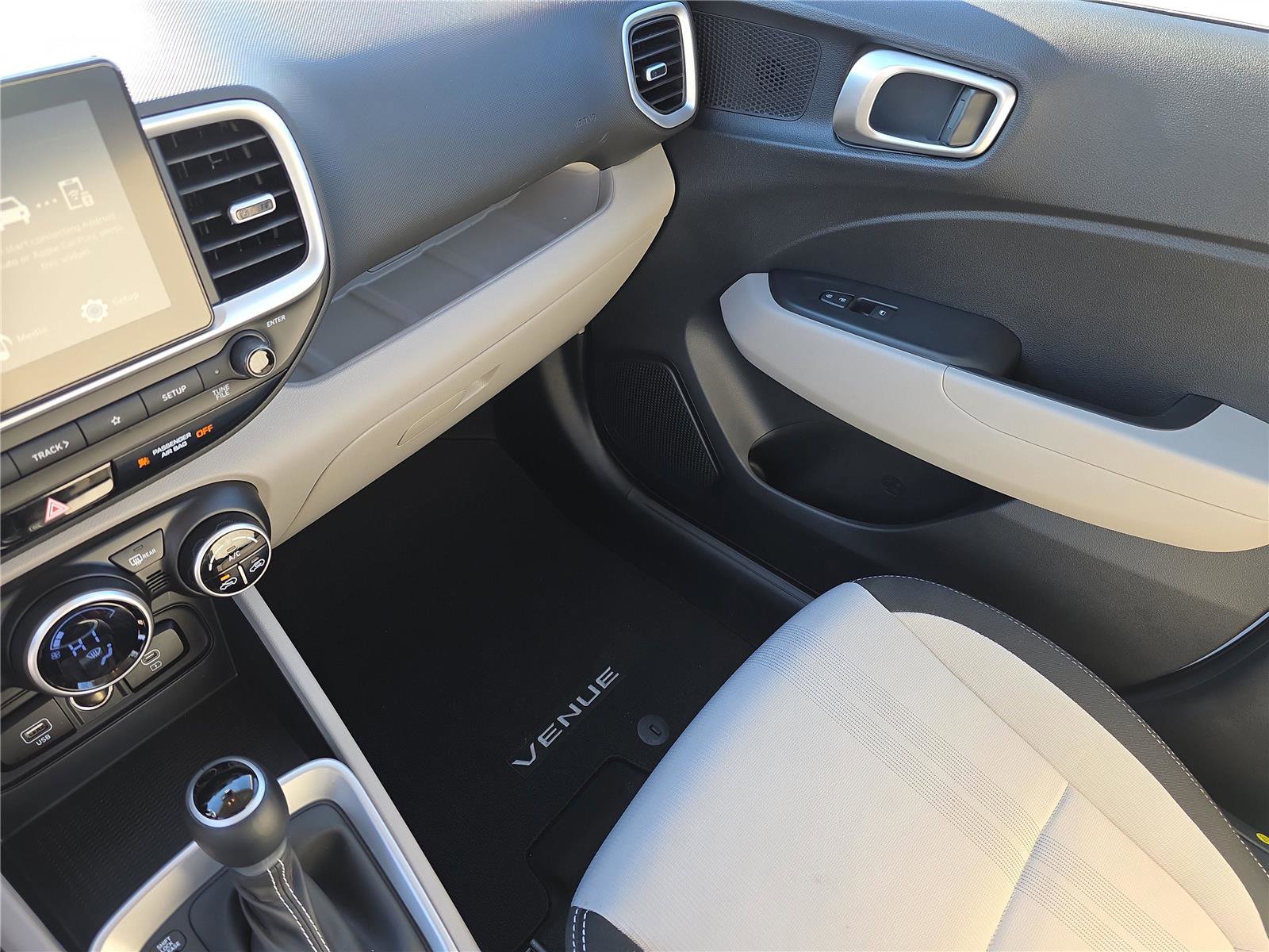 Certified 2025 Hyundai Venue SEL image 29