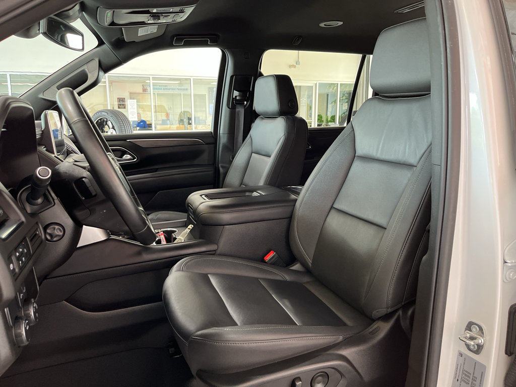 Used 2024 Chevrolet Suburban LT w/ Luxury Package RWD image 13