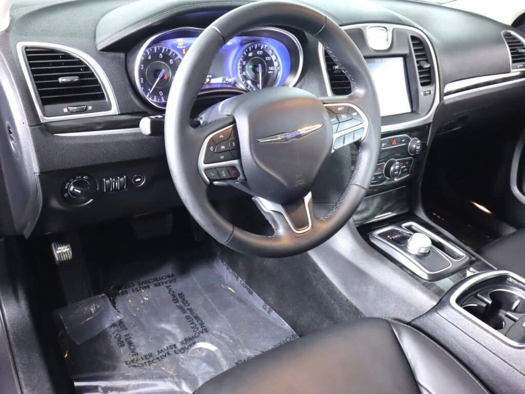 Used 2015 Chrysler 300 Limited RWD image 9
