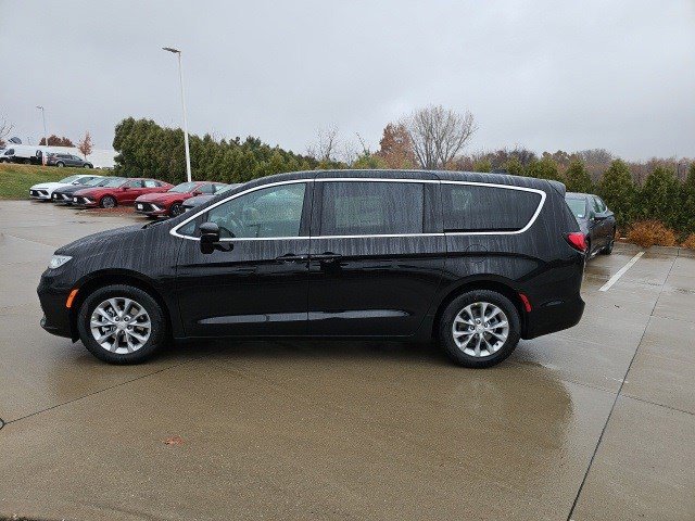 New 2026 Chrysler Pacifica Limited image 2