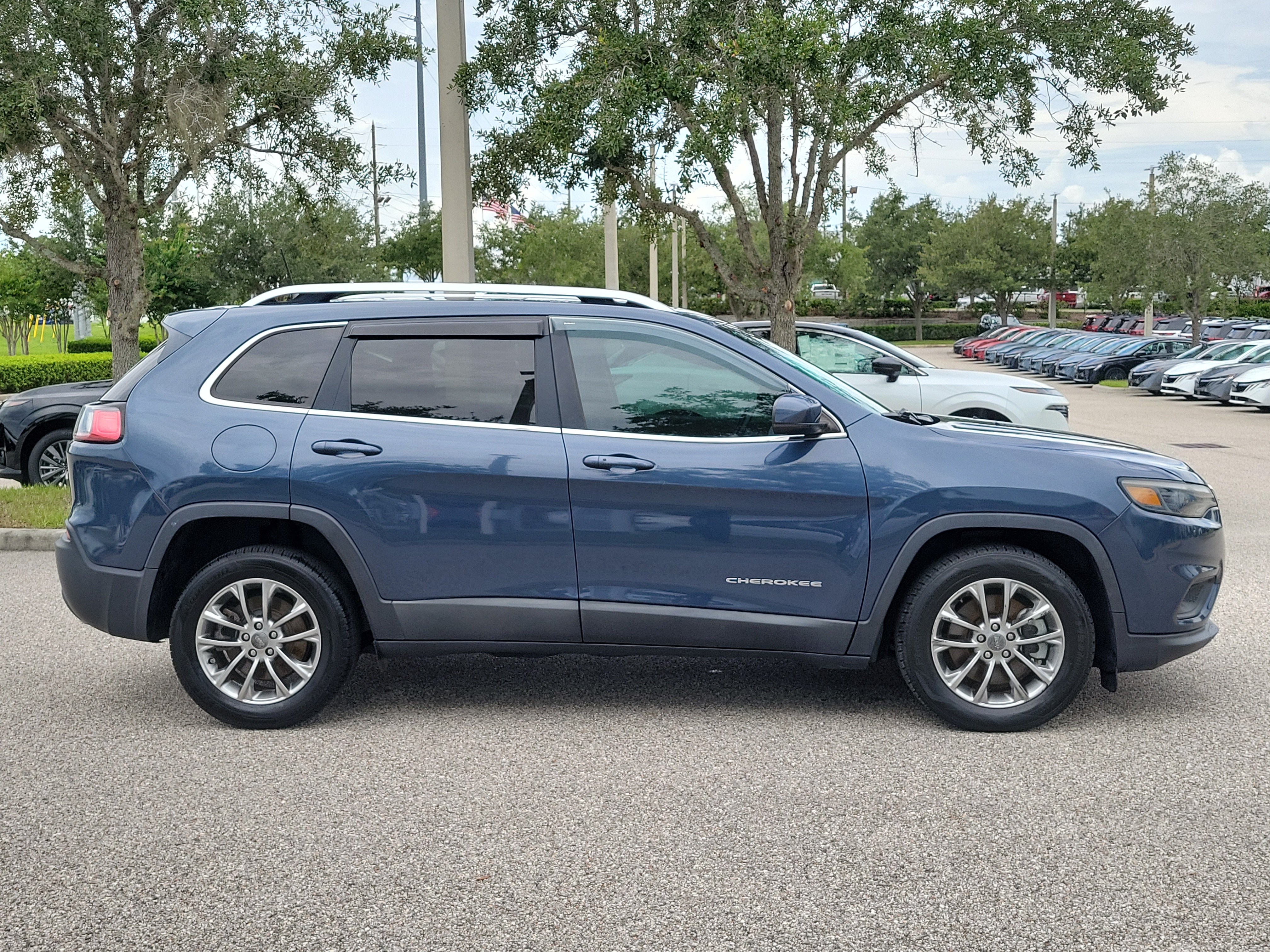 Used 2021 Jeep Cherokee Latitude Lux w/ Sun & Sound Group FWD image 4