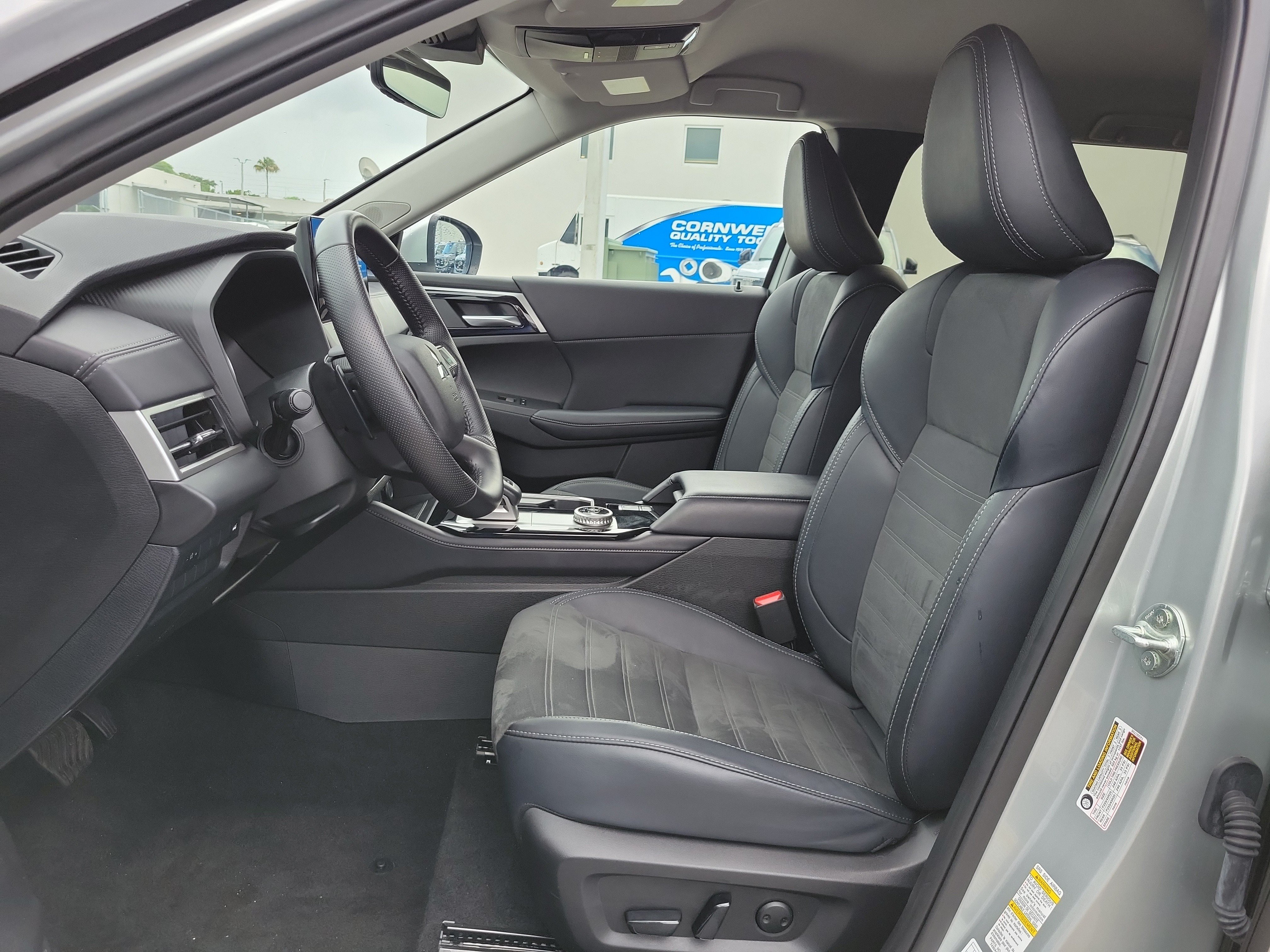 Used 2025 Mitsubishi Outlander SE FWD image 11