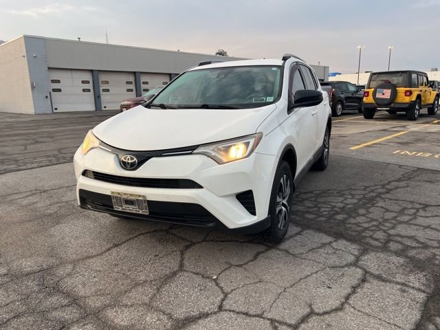 Used 2018 Toyota RAV4 LE image 1