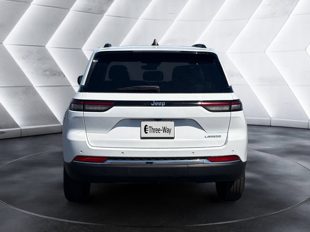 Used 2024 Jeep Grand Cherokee Laredo RWD image 4
