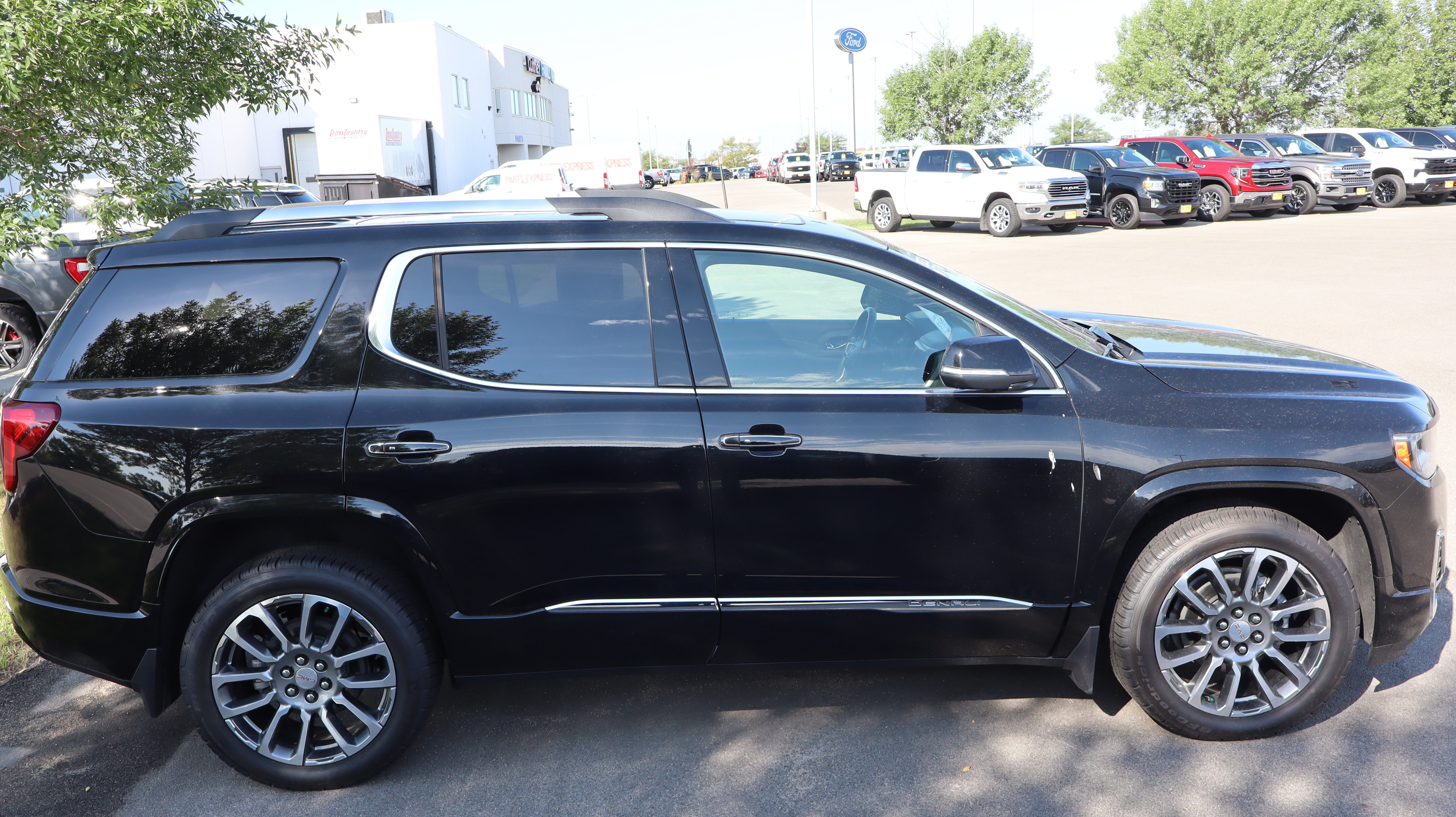 Used 2023 GMC Acadia Denali w/ Denali Technology Package AWD/4WD image 8
