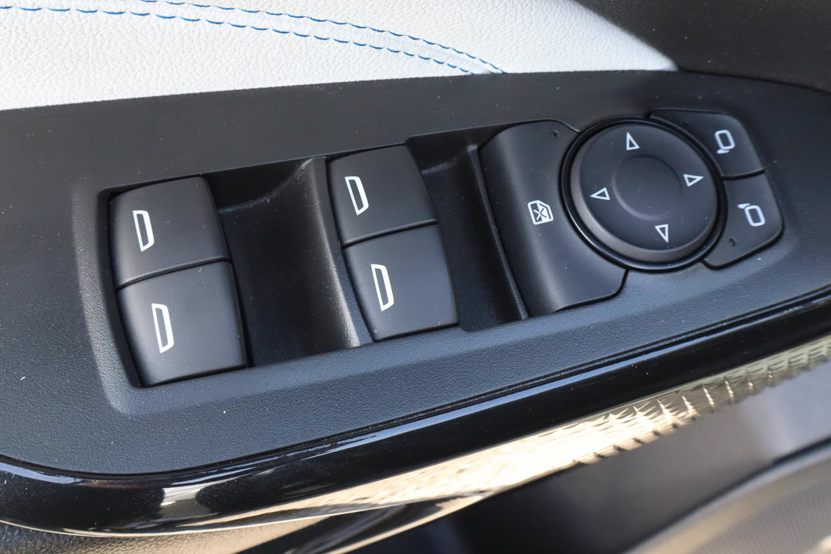 Used 2025 Chevrolet Trax LT FWD image 14