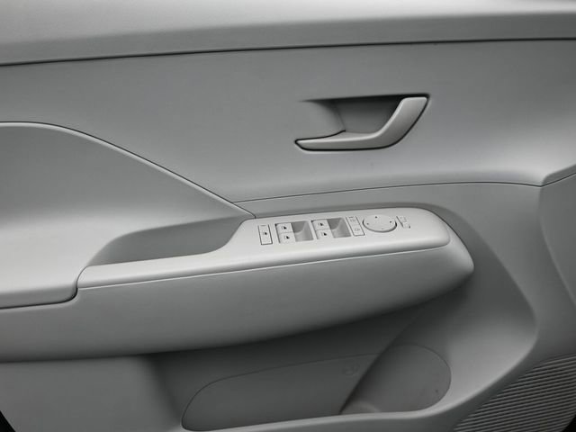 Used 2025 Hyundai Kona SE image 7